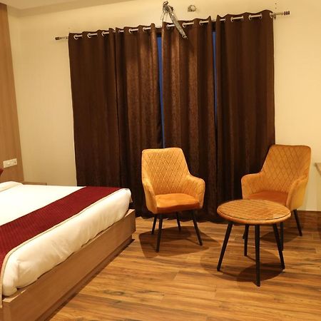 Hotel Crown Savoy, Near Railway Station & Guru Nanak Dev University Амритсар Экстерьер фото