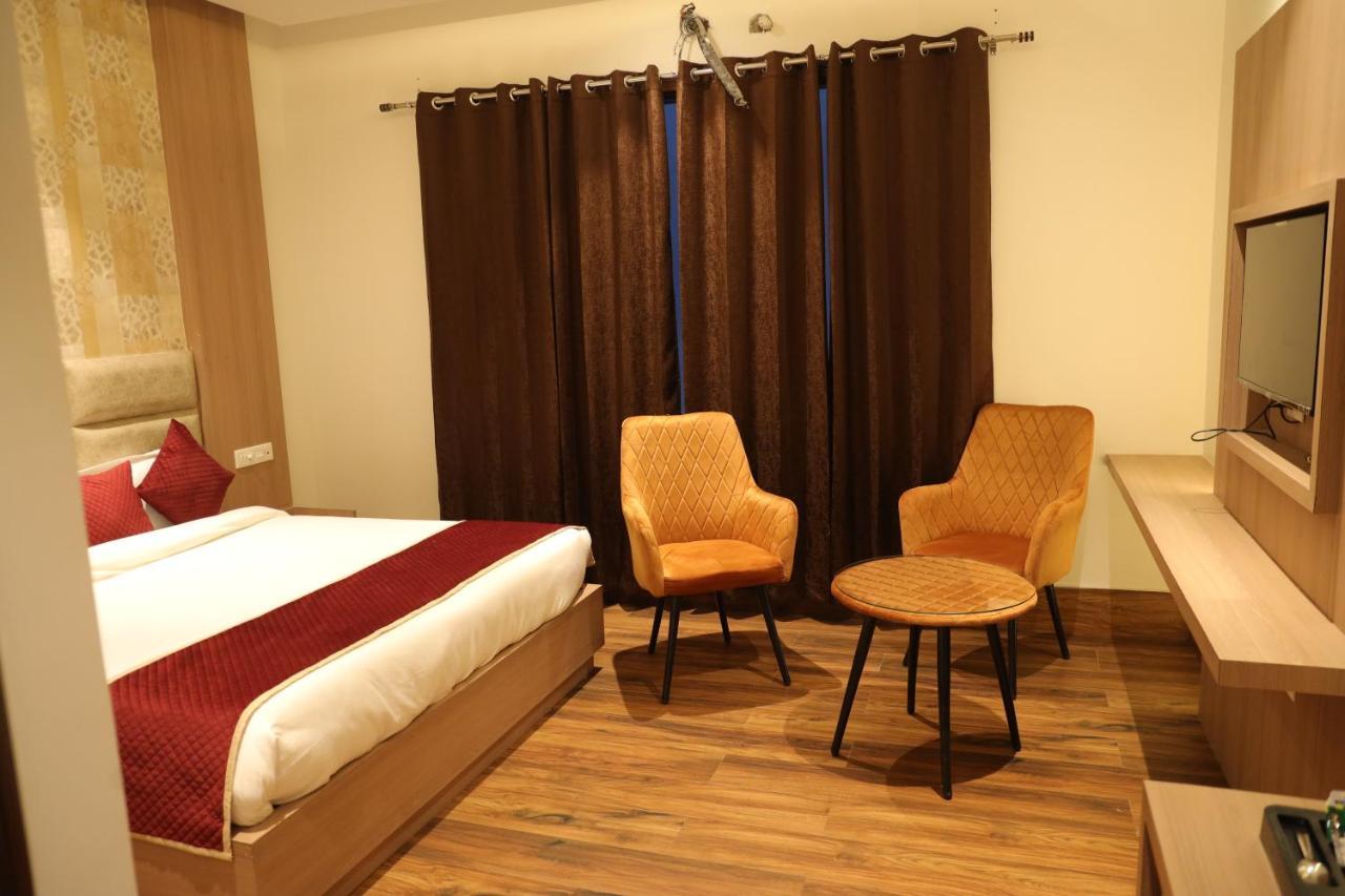 Hotel Crown Savoy, Near Railway Station & Guru Nanak Dev University Амритсар Экстерьер фото
