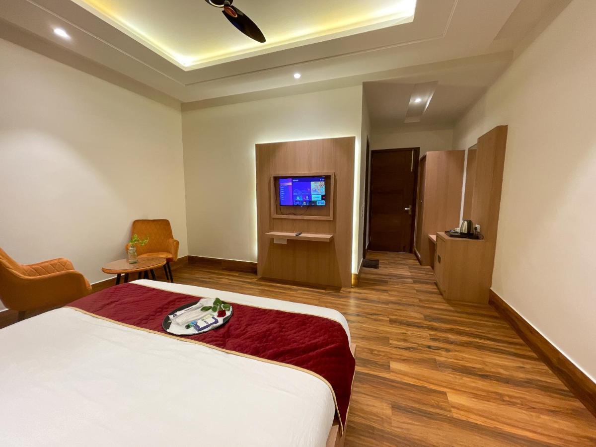 Hotel Crown Savoy, Near Railway Station & Guru Nanak Dev University Амритсар Экстерьер фото